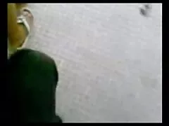 シャワーの下の若い女の子は尾の下に置かれています 無料 アダルト 動画 イケメン