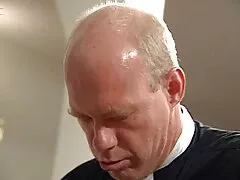 二人のメンバーが同時にお尻に。 フィルムの壁 痴漢 動画 イケメン