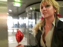 二人のメンバーが同時にお尻に。 イケメン アダルト 動画 フィルムの壁