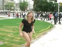 ブロンドは彼女の先端を削除し、体の筋肉に追いつこうとします イケメン 痴漢 動画