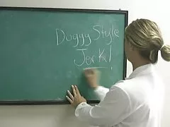 彼はノブを回して、お尻でそれを取る イケメン 大学生 エロ 動画