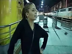 男はビデオカメラで眠っている女の子を取り、彼女のおっぱいと猫に触れる 痴漢 イケメン 動画